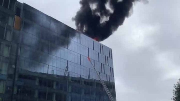 Edificio cercano al capitolio se incendia y provoca la movilización de equipo de bomberos