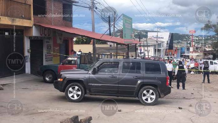 Rafaguean a un hombre dentro de una camioneta en Morelia