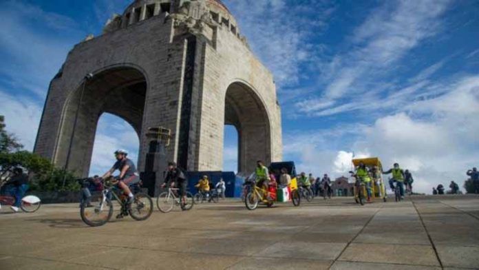 México le da la bienvenida a jóvenes afganas con paseo en bicicleta