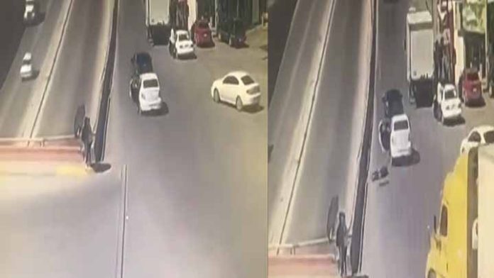 Mujer se avienta de auto en movimiento para escapar de su ex