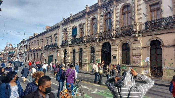 Maestros exigen a los nuevos diputados NO aprobar un presupuesto deficitario