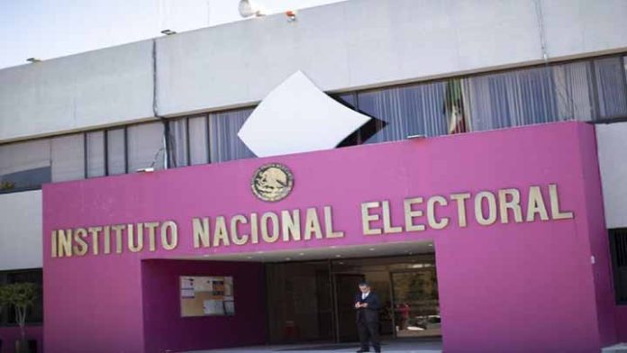 Pide Lorenzo Córdova “dejen ya trabajar al INE”