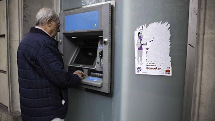 Abuelito se confunde y transfiere todo su dinero a un extraño; se niega a regresárselo