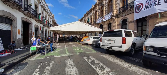 Mujeres morenistas en contra de la venta de bienes del estado