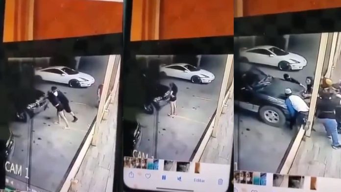 video-mujer-quiso-empujar-una-camioneta-su-amiga-la-atropella-y-muere-prensada