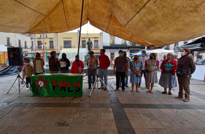 ¡Unos se van y otros llegan! FNLS instala plantón en Plaza Melchor Ocampo