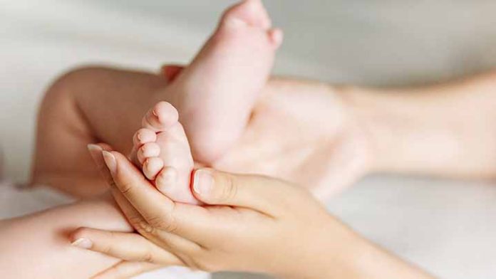 Lanza a su bebé de 24 días de nacido contra un ventilador, no quería hacerse cargo de él