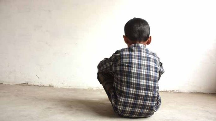Padres torturan a su hijo hasta causarle la muerte