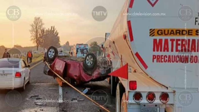 Mueren dos personas al chocar su auto con un tráiler de doble remolque