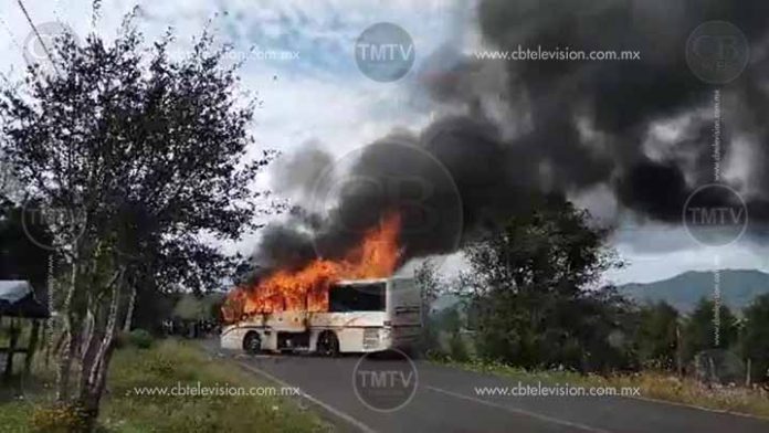 Queman un autobús en la carretera Uruapan-Los Reyes