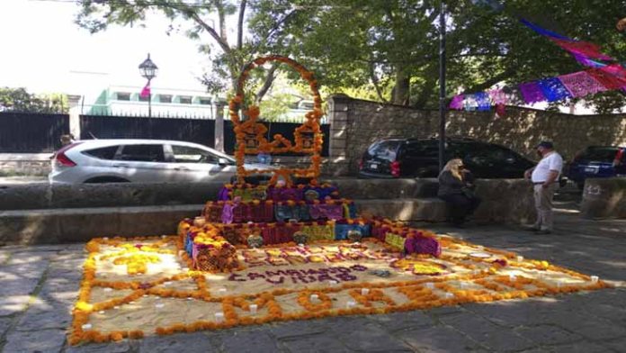Altares muestran la tradición de la Noche de Muertos en Morelia