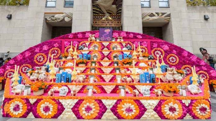 Realizan altar de muertos en el Rockefeller Center