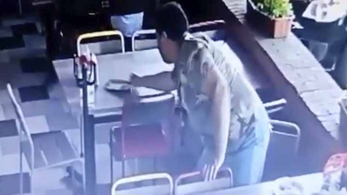 Video; Cliente se agandalla de la propina de otra mesa