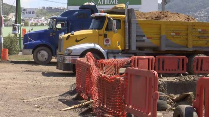 Distribuidor de Mil Cumbres sin avance y generando problemas viales