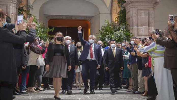 Se compromete Bedolla a no generar más impuestos, ni deuda pública