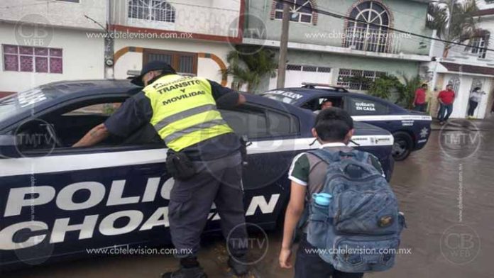 Se inunda primaria en Morelia y evacuan a los alumnos