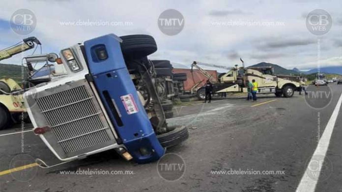 Otro trailer volcado en la Siglo XXI; el chofer salió herido