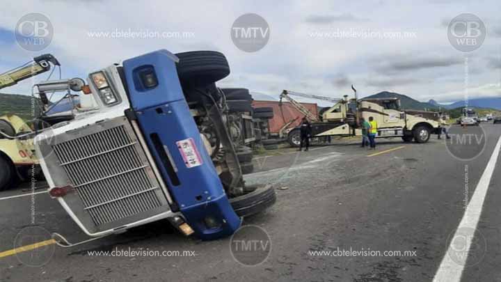 Otro trailer volcado en la Siglo XXI; el chofer salió herido Otro trailer volcado en la Siglo XXI; el chofer salió herido