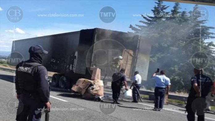 Se quema tráiler de la SEMAR en la autopista de Occidente