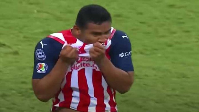 Con gol de último minuto Chivas rescata el empate ante Cruz Azul