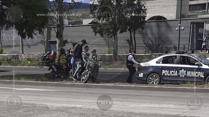 Derrapa motocicleta en la que viajaba familia en Morelia