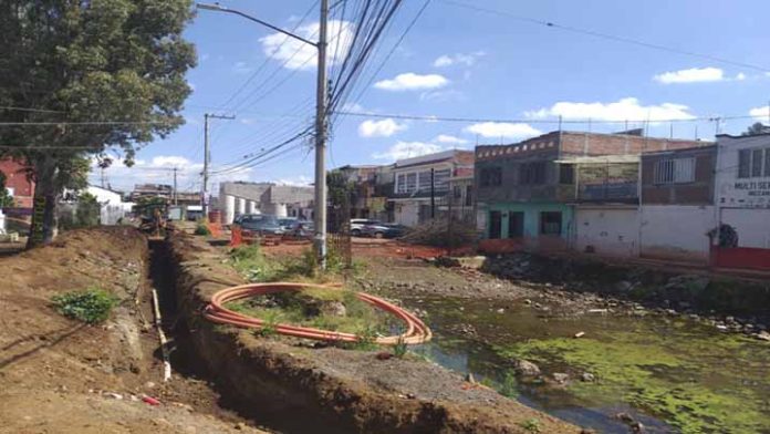 Otra más del Jarocho; Obra abandonada en siervo de la nación perjudica a vecinos y comerciantes de la zona