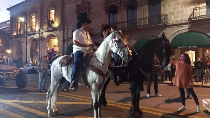 Banda y caballos bailadores dan show en el Centro de Morelia y genera aglomeración de personas