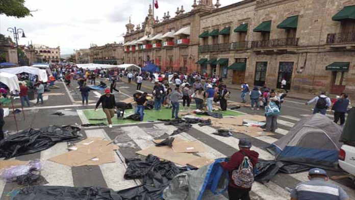 ¡Por fin! Después de un mes retiran el plantón en plaza Melchor Ocampo