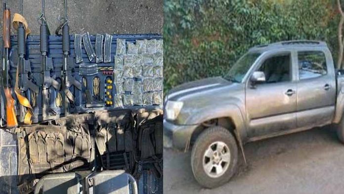 Arrestan a un hombre con 5 armas de fuego y 25 envoltorios con marihuana