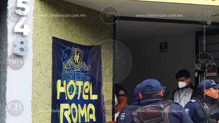 Recepcionista recibe un balazo en la cabeza en un baño de hotel