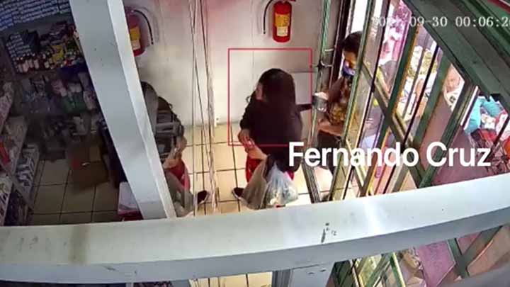 Video Buscan a hombre que eyaculó sobre una mujer en una farmacia Video Buscan a hombre que eyaculó sobre una mujer en una farmacia