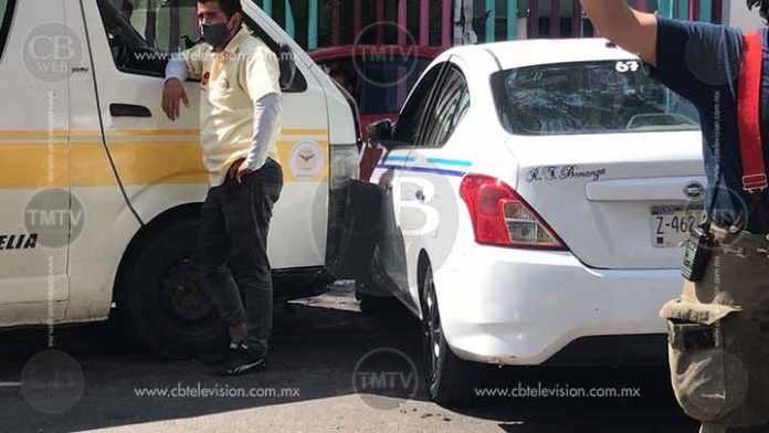 Choque de combi y taxi deja 11 lesionados en Morelia