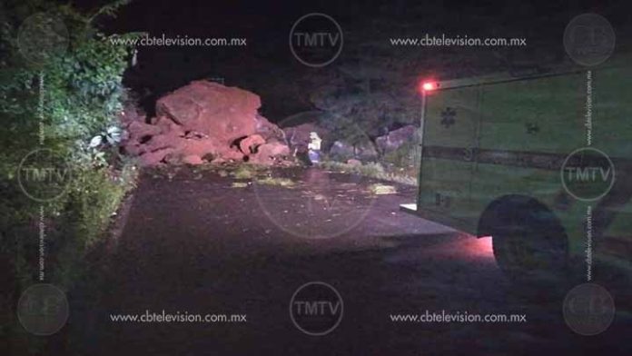 Derrumbe cierra la carretera San Juan-Tancítaro