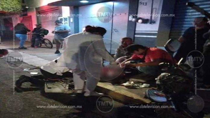 Otro motociclista herido al chocar con camioneta en Morelia