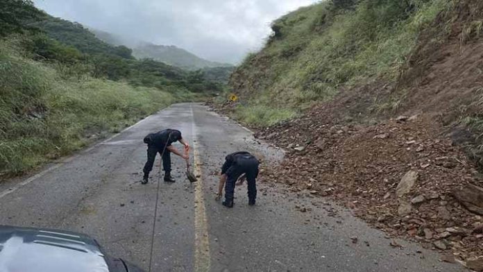 Retiran deslave en la carretera a Tumbiscatío