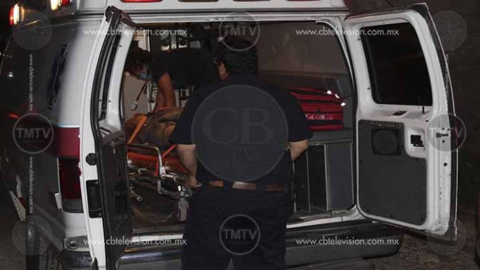 Vuelca camioneta y deja un muerto y tres heridos en Lázaro Cárdenas