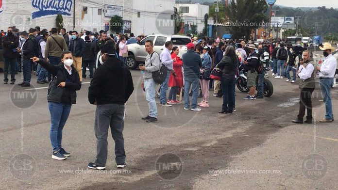 Bloqueos en Morelia genera filas de autos kilométricas