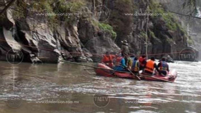 Resbala a un estanque de agua y muere ahogado