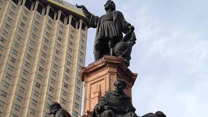 Blindan monumento a Cristóbal Colón, por el Día de la Raza