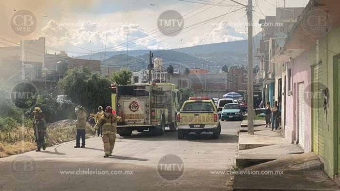 Quema de pasto genera inmensa columna de humo en Morelia