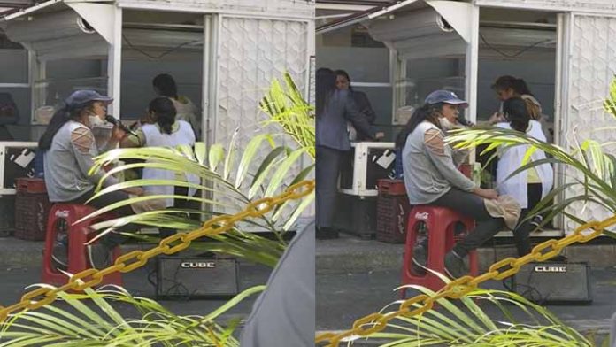 Cantante callejera sorprende con su gran voz en un puesto de tacos