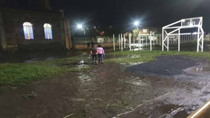 Revisan daños en escuela primaria de Morelia por inundación en sus instalaciones
