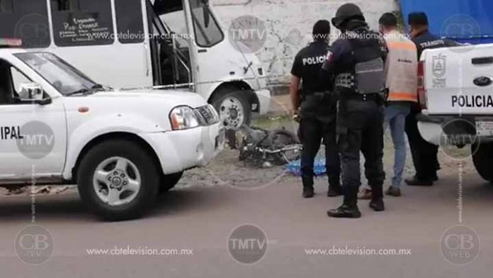 Choque de moto y microbús deja un muerto en La Piedad