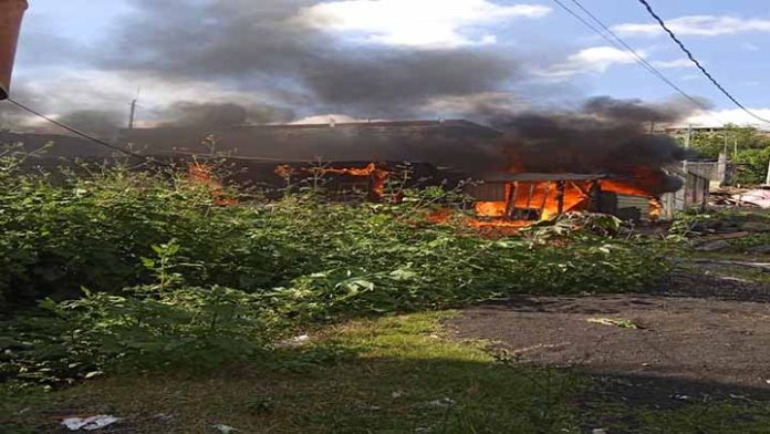 Se quema una choza en la Flores Magón de Morelia