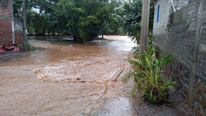 Implementa Ejército Plan DN-III-E tras desbordamiento de río en Turicato