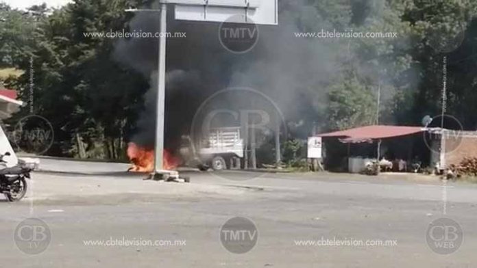 Normalistas queman camioneta a mitad de la Pátzcuaro-Uruapan