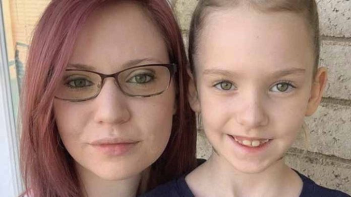 Madre e hija dicen ser vampiros por ser alérgicas al sol