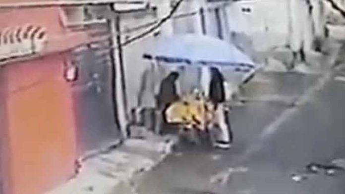 Roban dinero a mujer que vendía tamales en la calle