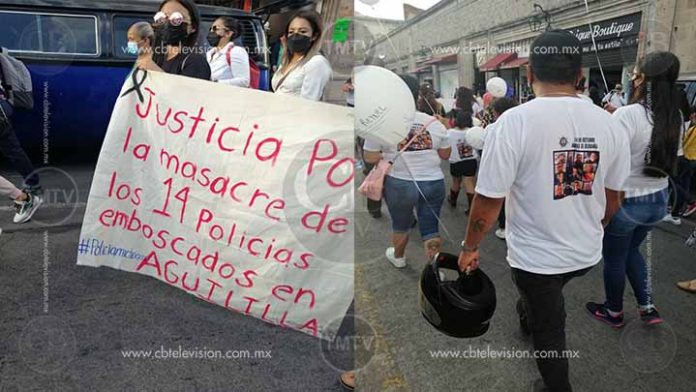 Familiares y amigos de policías asesinados en Aguililla exigen justicia