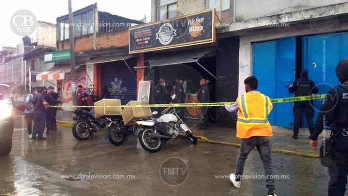 Sicarios asesinan a dos hombres y a una mujer en una pizzería